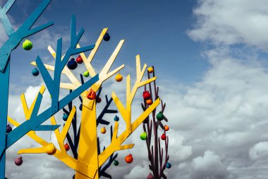 Soyut ağacı şekilleri gökyüzü boş alanın karşı