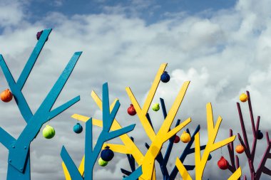 Soyut ağaç şekli bir arka planda bulutlar boş alan