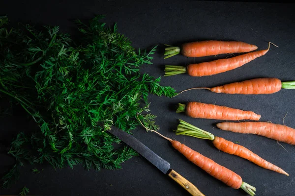 Cortado de las tapas de zanahoria y cuchillo — Foto de Stock