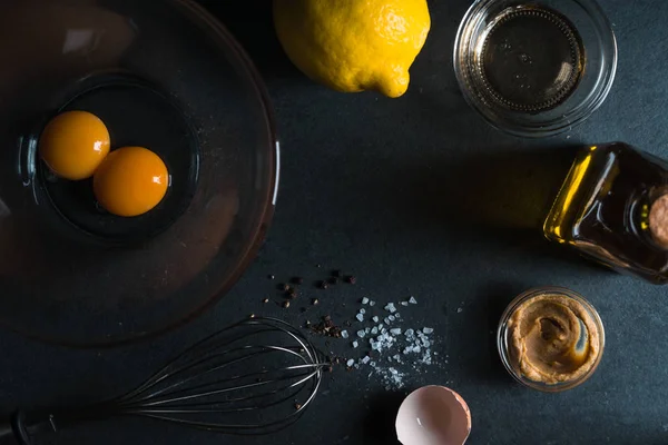 Äggulorna i en skål, vispa i vispgrädde, senap — Stockfoto