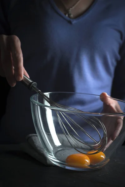 Взбить яичные желтки в стеклянной миске сбоку — стоковое фото