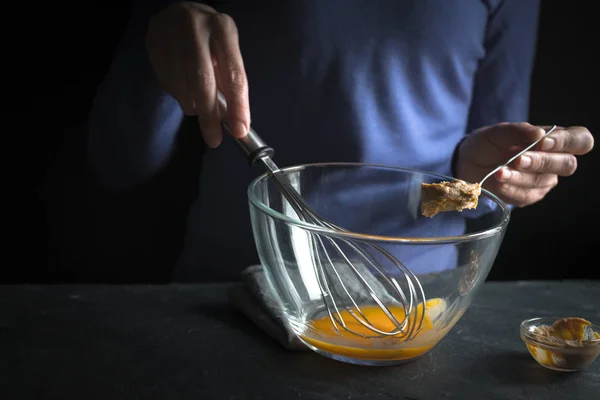 जांभळा पार्श्वभूमीवर कातडीसह यॉर्क, हातात चमचा — स्टॉक फोटो, इमेज