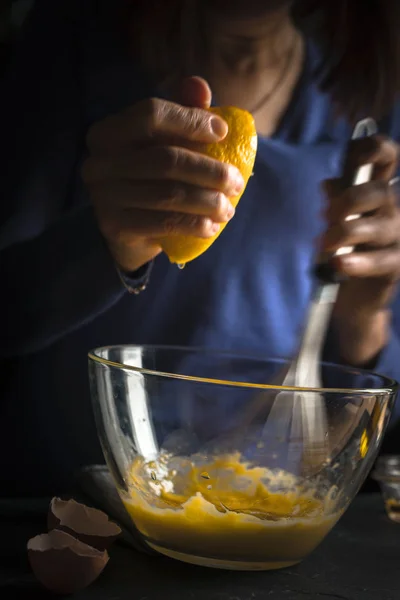 Лемон запихивают в миску с желтками и горчицей. — стоковое фото