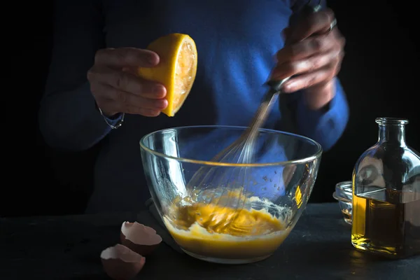 柠檬挤进一个碗用蛋黄和芥末特写 — 图库照片