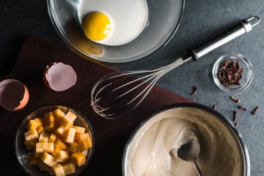 Yumurta, krema, temel sos ve çırpma teli, baharat mornay yemek pişirmek için
