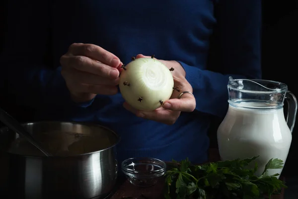 Bombilla en la mano, ingredientes para la salsa bechamel — Foto de Stock