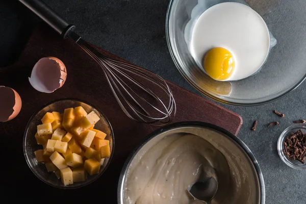Salsa base, formaggio, uovo con panna, frusta per salsa mattutina — Foto Stock