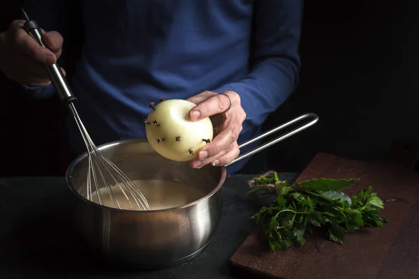 Bulbo é colocado em um molho de base para bechamel — Fotografia de Stock