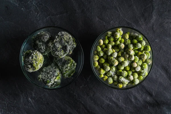 Hälsosam mat fryst spenat och ärtor ovanifrån — Stockfoto