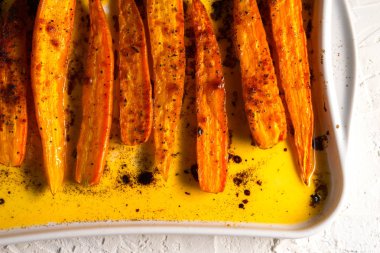 Seramik fırın tepsisine baharat içinde havuç turuncu Komposto