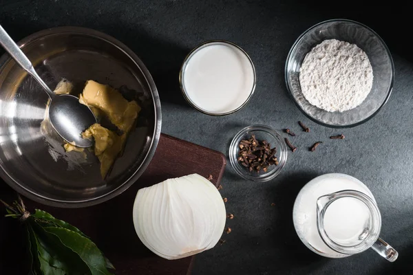 Ingredientes para fazer molho de queijo mornay — Fotografia de Stock