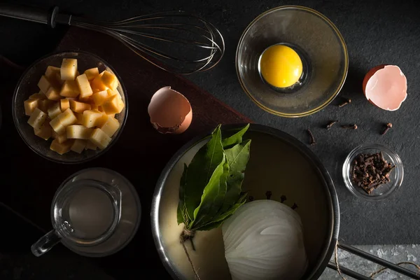 Duszony z cebulą, bukiet ozdabia, serem na sos mornay — Zdjęcie stockowe