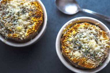 Soğan çorbası ve bir kaşık ile iki seramik kase