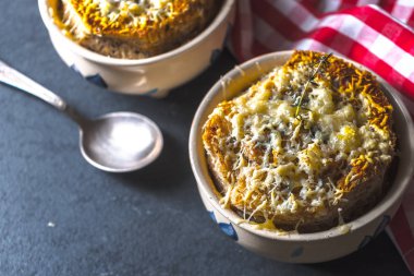 Soğan çorbası, kaşık ve peçete boş alan ile seramik kaseler