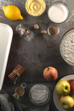 Çerçeve elma, limon ve Amerikan elmalı turta baharat