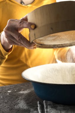 Boş bir alan ile büyük bir mavi kase içine elenmiş beyaz un