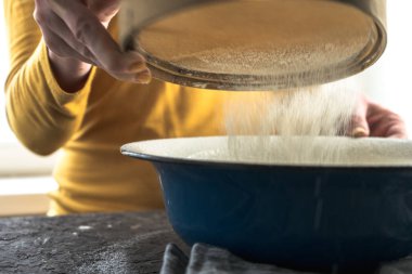 Beyaz un büyük bir mavi kapta elenmiş