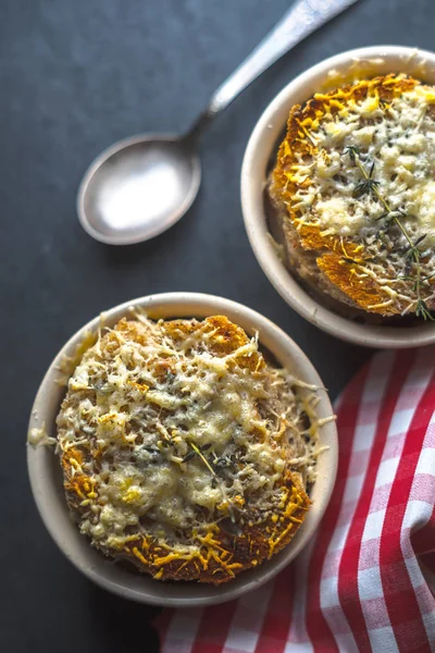 Soğan çorbası, bir kaşık ve bir peçete ile iki seramik kase