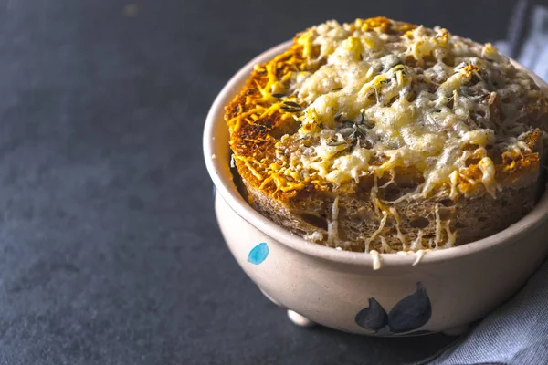 Французский луковый суп с сыром и гренками — стоковое фото