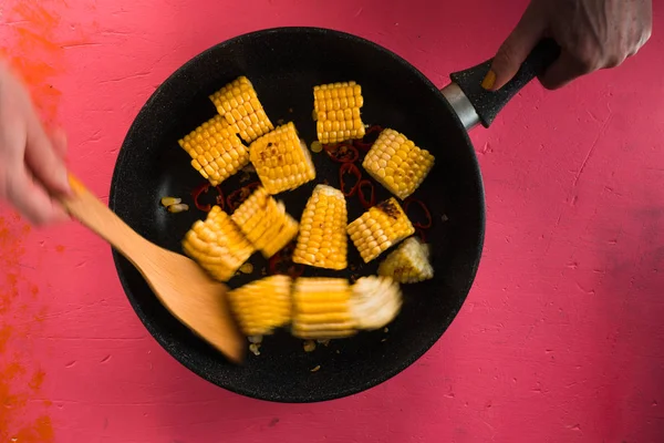 Mischen der Maisstücke in einer gusseisernen Pfanne — Stockfoto