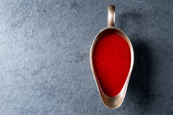 Salsa de arándanos en un bote de salsa en el espacio libre de pizarra gris —  Fotos de Stock
