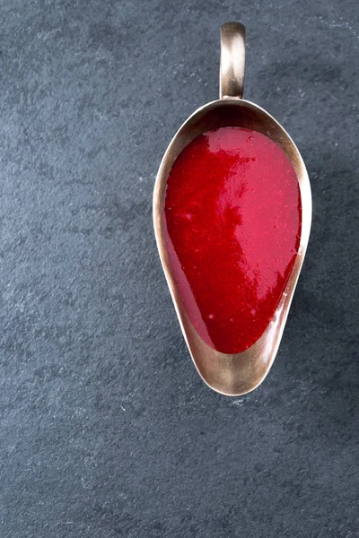 Salsa de arándanos en un bote de salsa en pizarra gris de cerca —  Fotos de Stock