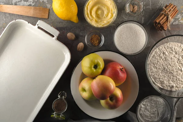 Apples, flour, lemon and spices for American apple pie — Stock Photo, Image