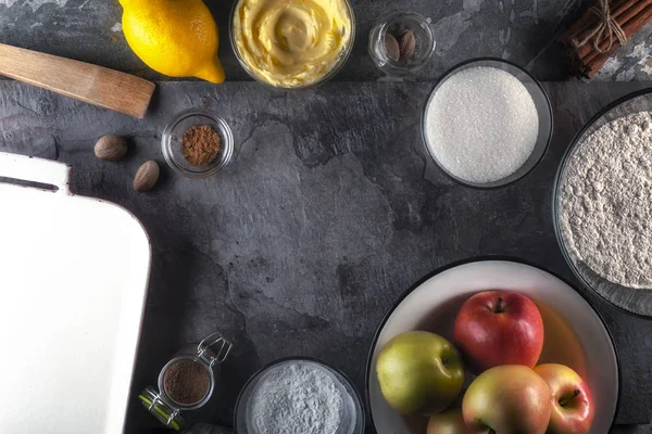 Marco de utensilios, manzanas y limón para cocinar pastel de manzana americano — Foto de Stock