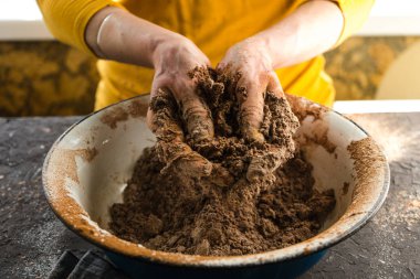 Büyük bir kase içinde elle hamur karıştırma
