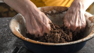 Sizin elinizde bir büyük kase yakın çekim ile hamur karıştırma