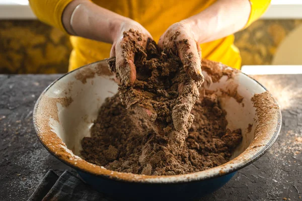 Ellerini bir büyük kase yan görünümü ile hamur karıştırma