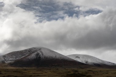 Vadi, bulutlar ve gökyüzü Ermenistan dağlarda yukarıda
