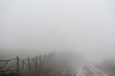 Düzensiz road, çit, Ermeni köyü siste