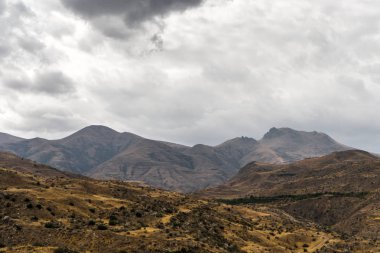 Bulutlar dağlar ve tepeler, Ermenistan'ın üzerinde