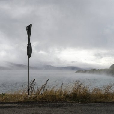 Yol boyunca Ermenistan yan görünümünde Sevan Gölü
