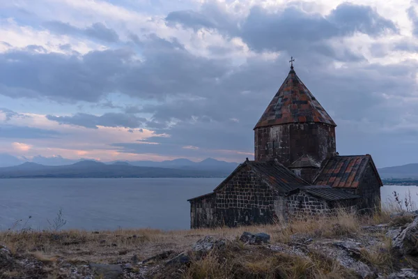 Ermenistan ve manastır Sevan Gölü üzerinde alacakaranlık