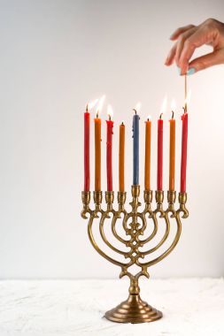 Chanukiah tatil yan görünüm için üzerinde ışık mumlar