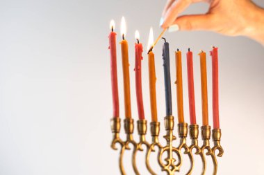 Chanukiah tatil yakın çekim için üzerinde ışık mumlar