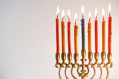 Yanan mumlar yakın çekim ile pirinç hanukiya