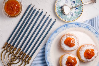 Bir seramik tabak ve Hanukkah üstten görünüm kayısı reçelli çörek