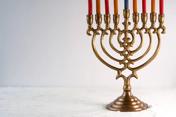 Latão hanukkah menorah com velas vista lateral — Fotografia de Stock
