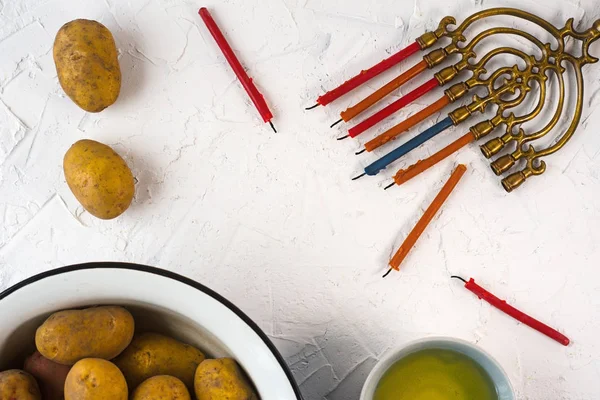 Quadro de Hanukkah, azeite e batatas sobre um fundo branco — Fotografia de Stock