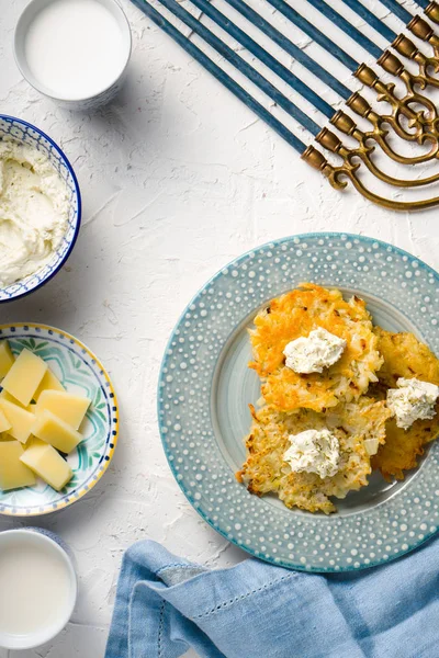 Latkes, 치즈, 우유, 두 부 치즈, 흰 테이블 공간에 하누카 — 스톡 사진