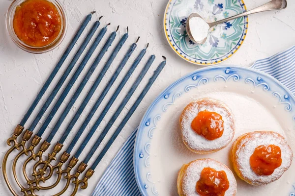 Bir seramik tabak ve Hanukkah üstten görünüm kayısı reçelli çörek
