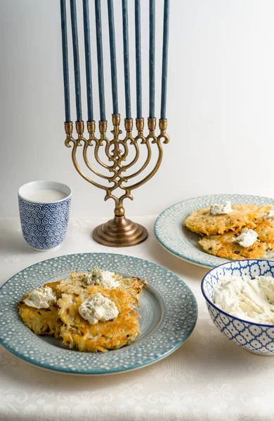 Latkeler tabakta, Hanuka, bardak süt beyaz masa örtüsü tarafında görüntülemek