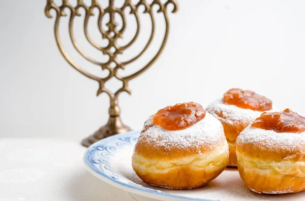 Beyaz zemin üzerinde bir tabakta Hanukkah küçük Lokmalar ile reçel