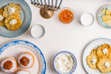 Latkeler, çörek, bir festival şölen için lor peyniri ile plakalar