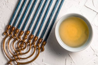 Hanuka parçası mavi mum ve bir kase içinde tereyağı ile