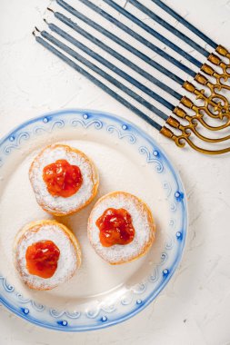 Bir mavi jant ve Hanukkah bir tabakta reçelli çörek