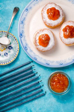 Mumlar, bir tabak çörek ile mavi ve turkuaz tablo yakın çekim jam
